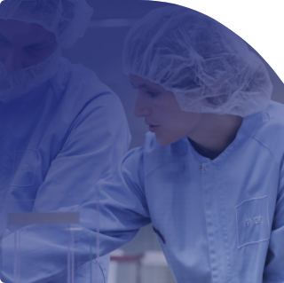 Personas en conversación en línea de producción en sala de producción