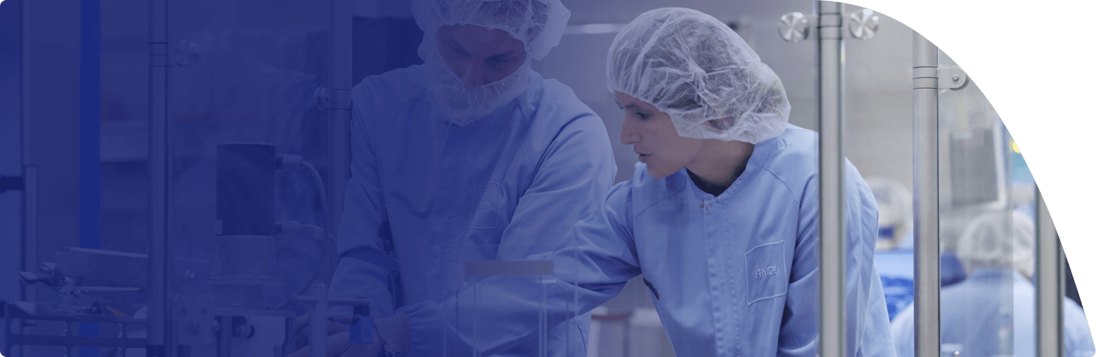 Personas en conversación en línea de producción en sala de producción