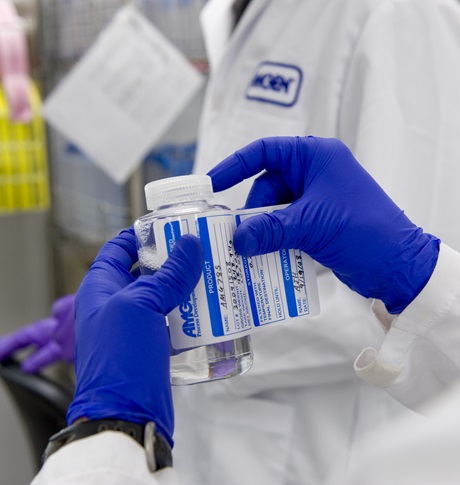 Etiquetado de una botella de sustancia farmacológica